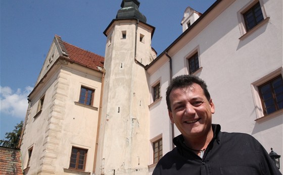 Italský podnikatel Alessandro Alagia opravuje zámek v Ořechově.