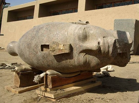 Archeologové v egyptském Luxoru objevili pes ti tisíce let starou hlavu sochy Tutanchamonova ddeka.