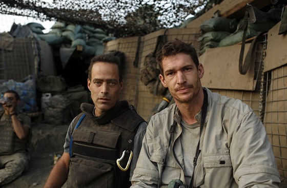 Fotoreportér Tim Hetherington (vpravo) zahynul pi bojích v Misurát.