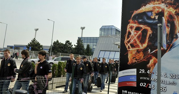 NA MÍST� �INU. Výprava �eských hokejist� prochází kolem plakátu mistrovství sv�ta.