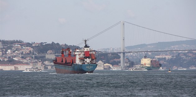 V Bosporu stojí lodní doprava. Tankeru se samovolně uvolnila kotva