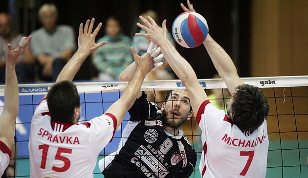 Michal Sukuba z �eských Bud�jovic sme�uje proti ostravskému dvojbloku Ale� Správka a Peter Michalovi� (archivní fotografie).