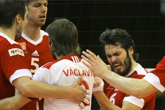 Radost ostravských volejbalist�. Vladimír Sobotka, libero Jan Václavík (v bílém) a Zden�k Haník junior.