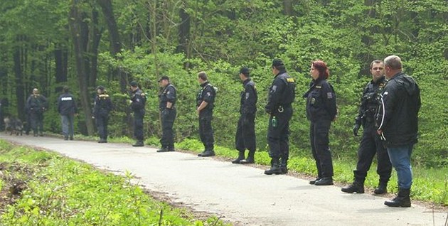 Zlíntí policisté nali nad malenovickým hradem ostatky lidského tla. (27. dubna 2011)