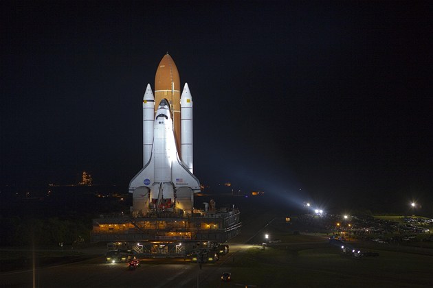 Raketoplán Endeavour mí�í na odpalovací rampu.