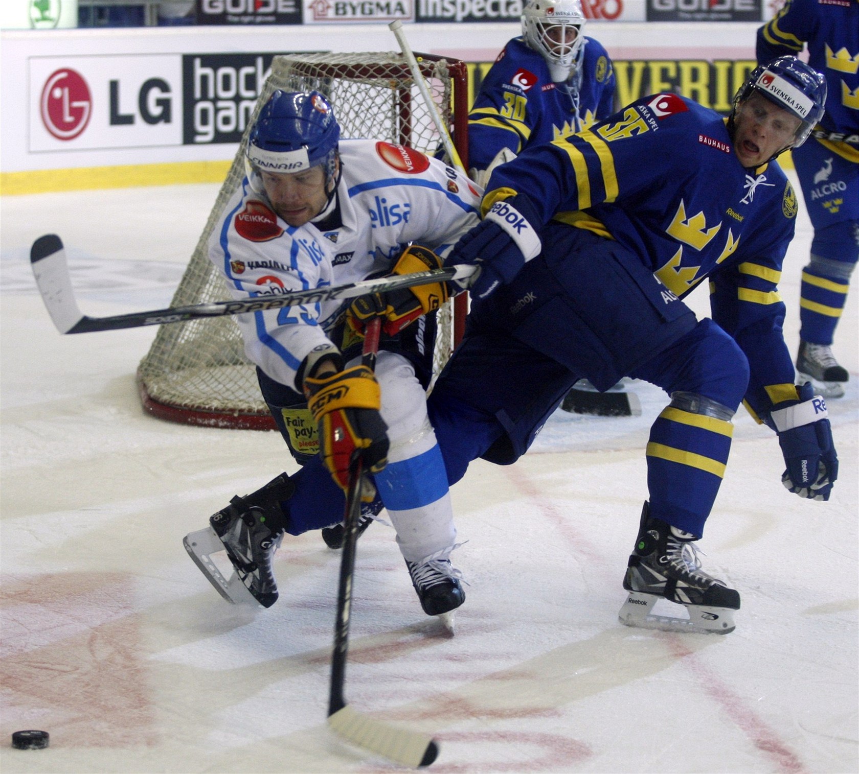 SNO�KA. Fin Petteri Nokelainen se dere za pukem, brání ho Carl Gunnarsson. 