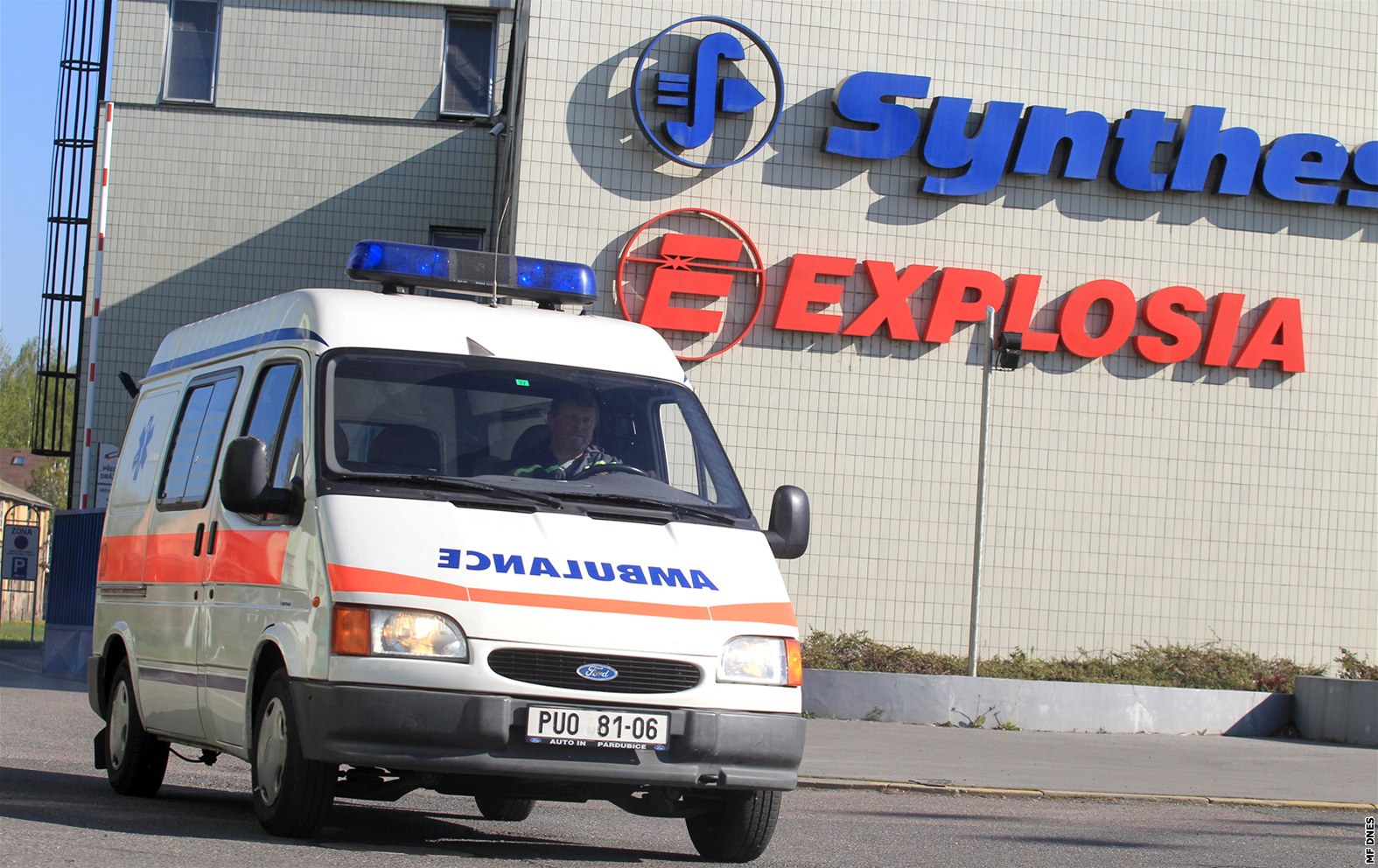 Sanitka p�ed areálem chemi�ky Explosia v Pardubicích-Semtín�. (20. dubna 2011)