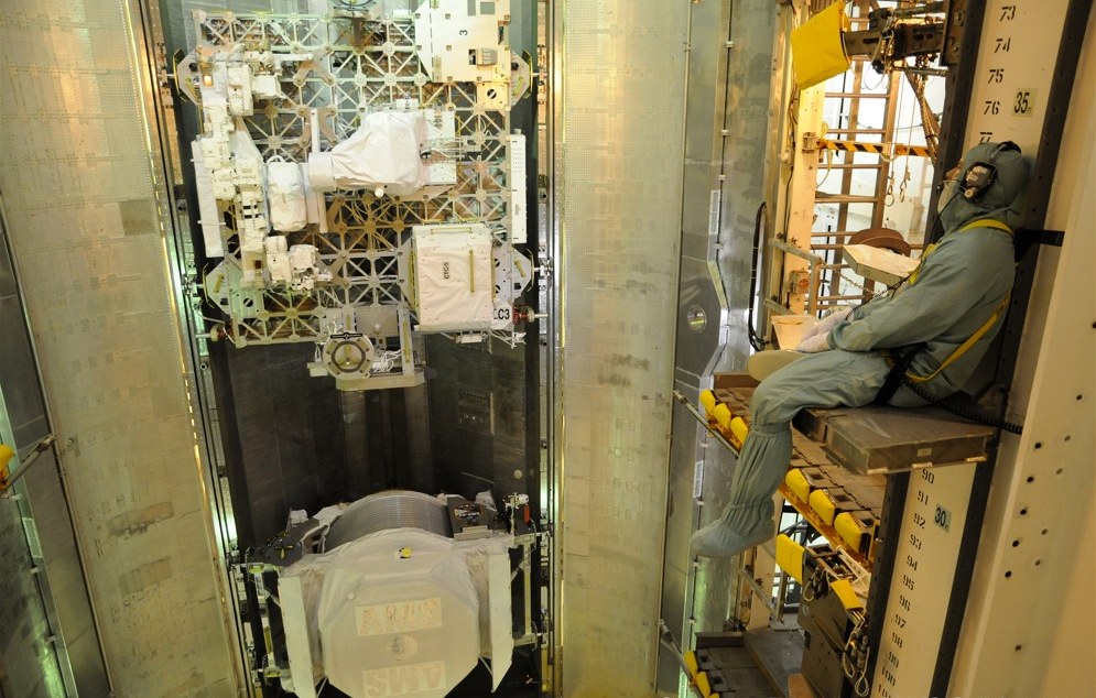 Pohled na spektrometr AMS v nákladovém prostoru na ramp� stojícího raketoplánu...