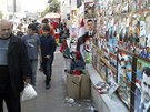 Obyvatelé Damaku prochází kolem portrét prezidenta Baára Asada (28. dubna 2011)