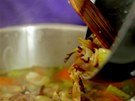 Do nakrájené zeleniny vsypte osmaenou cibuli s esnekem.