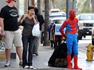 Spiderman eká v kalifornském Los angeles na zelenou 