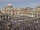 Svatopetrské námstí ve Vatikánu zaplnily tisíce vících (24. dubna 2011)