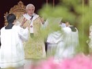 Pape Benedikt XVI. slouí boíhodovou mi ve Vatikánu (24. dubna 2011)