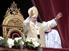 Pape Benedikt XVI. pednesl tradiní boíhodové poslelství Urbi et Orbi z lodie baziliky Sv. Petra (24. dubna 2011)