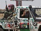 Libyjtí rebelové nedaleko Misuráty na západ zem (23. dubna 2011)