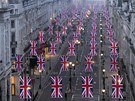 Svatebn lenstv v Londn. Na snmku destky britskch vlajek nad ulic Regents Street (19. dubna 2011)