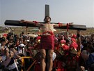 Filipínci ve vesnici Cutud si pipomínají Velký pátek ukiováním (22. dubna 2011)