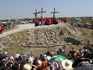 Filipínci ve vesnici Cutud si pipomínají Velký pátek ukiováním (22. dubna 2011)