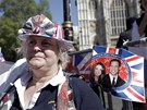 Fanouci britské královské rodiny u stanují ped Westminsterským opatstvím (27. dubna 2011)