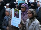 Syanky protestují ve mst Dará proti násilí, které páchají bezpenostní sloky pi potlaování nepokoj (25. dubna 2011)