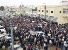 Smutení prvod za mrtvého demonstranta ve mst Izrá. Snímek poídila místní na mobil (23. dubna 2011)