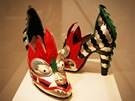 Z výstavy Vrcholy módy: Historie na podpatku - boty od návrhářky They Cadabra (Anglie, poč. 80. let 20. století)