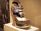 Z výstavy Vrcholy módy: Historie na podpatku - boty od návrhářů Johna Fluevoga a Kena Rice pro reklamní kampaň Absolut Vodka v roce 1994 (Kanada 1994)