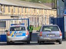 Policisté ped areálem chemiky Explosia v Pardubicích-Semtín. (20. dubna 2011)