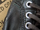 Odlepený gumový lem na reklamované obuvi