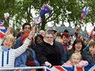 Davy fanouk ekají u britského Parlamentu na královský svatební prvod. (29. dubna 2011)