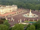 Davy fanouk ekají ped Buckinghamským palácem na královský svatební prvod. (29. dubna 2011)