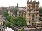 Westminsterské opatství obklopují davy fanouk ekajících na prjezd královského svatebního prvodu. (29. dubna 2011)