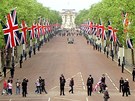 Davy fanouk ekají ped Buckinghamským palácem na královský svatební prvod. (29. dubna 2011)