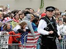 Policejní hlídka stráí ped Westminsterským opatstvím. (29. dubna 2011)