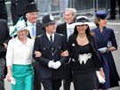 Britský policista doprovází hosty královské svatby v Londýn. (29. dubna 2011)