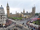 Okolí budovy britského Parlamentu lemují stovky fanouk, kteí chtjí spatit svatební prvod. (29. dubna 2011)