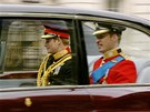 Princ William (vpravo) se svým bratrem Harrym dorazili do Westminsterského opatství ped pl jedenáctou místního asu. Budoucí britský král pijel v estimetrové limuzín Bentley. (29. dubna 2011)