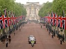 Automobil s princem Williamem a jeho bratrem Harrym odjídí od Buckinghamského paláce. (29. dubna 2011)