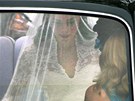 Kate Middletonová ve svatebních atech odjídí do Westminsterského opatství. (29. dubna 2011)