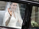 Kate Middletonová ve svatebních atech odjídí se svým otcem Michaelem Middletonem do Westminsterského opatství. (29. dubna 2011)
