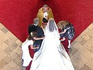 Kate Middletonová se svým otcem ped canterburským arcibiskupem uvnit Westminsterského opatství. (29. dubna 2011)
