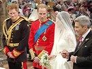 Princ Harry, princ William, Kate Middletonová a Michael Middleton pi svatebním...