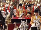 Po obadu zamíili novomanelé koárem do Buckinghamského paláce. (29. dubna 2011)