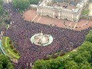 Ped novomanelským polibkem se námstí ped Buckinghamským palácem celé zaplnilo lidmi. (29. dubna 2011)