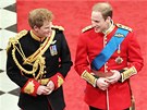 Princ Harry a princ William kráejí po erveném koberci uvnit Westminsterského...