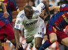 NESP̊N PRNIK. Lassana Diarra (v blm) se pokusil proniknout barcelonskm blokem, ale Seydou keita a Pedro Rodriguez hre Realu Madrid dl nepustili.