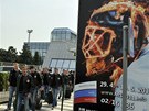 NA MÍST INU. Výprava eských hokejist prochází kolem plakátu mistrovství svta.