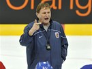 DIRIGENT BEZ TAKTOVKY. Trenér eských hokejist Alois Hadamczik poprvé pedstoupil ped svj tým na led, kde se hrái stetnou o body na mistrovství svta.