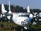 Letadla a vojenská technika jsou k vidní v Air parku u Temoné.