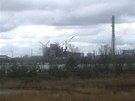 Pohled do areálu ernobylské elektrárny pes eku Pripja a chladící nádre. Na...